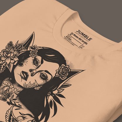 closeup of tan La Dama del Jardín Unisex t-shirt