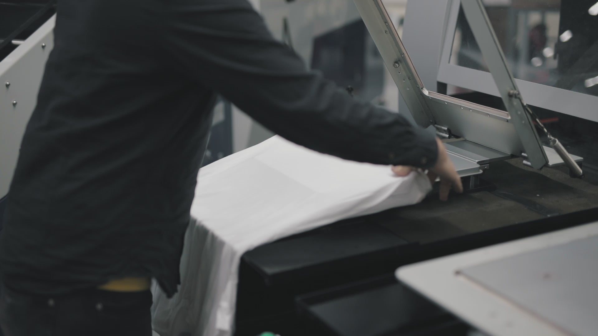 Carregar vídeo: DTG printing process video